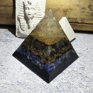 ORGONIT gazdagság és bőség piramis citrin csúccsal, réz reszelékkel, labradorit, szodalit, sungit ásvánnyal - otthon & életmód - dekoráció - spiritualitás - orgonit piramis - Meska.hu