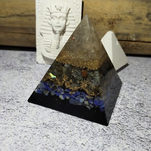ORGONIT gazdagság és bőség piramis citrin csúccsal, réz reszelékkel, labradorit, szodalit, sungit ásvánnyal - otthon & életmód - dekoráció - spiritualitás - orgonit piramis - Meska.hu