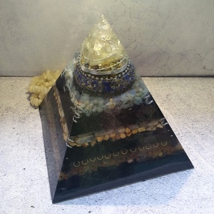 ORGONIT óriás energia piramis hegyikristály csúccsal, lapis lazuli, sungit, akvamarin, jáspis, aventurin ásványokkal  - otthon & életmód - dekoráció - spiritualitás - orgonit piramis - Meska.hu