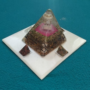 ORGONIT Buddha energia telefontartó piramis acháttal, howlittal, rutilkvarccal, sárgarézzel és alumíniummal - otthon & életmód - dekoráció - spiritualitás - orgonit piramis - Meska.hu