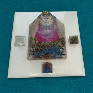 ORGONIT Buddha energia telefontartó piramis acháttal, howlittal, rutilkvarccal, sárgarézzel és alumíniummal, Otthon & Lakás, Dekoráció, Spiritualitás, Orgonit piramis, Mindenmás, MESKA