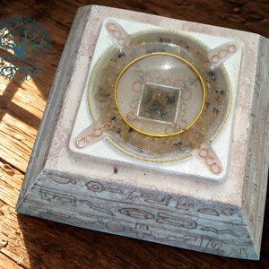 Orgonit auravédelem piramis holdkővel, aventurinnal, karneollal, rutilkvarccal, turmalinnal. - otthon & életmód - dekoráció - spiritualitás - orgonit piramis - Meska.hu