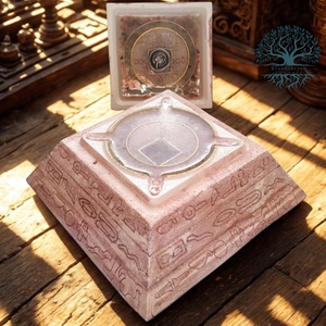 Orgonit auravédelem piramis holdkővel, aventurinnal, karneollal, rutilkvarccal, turmalinnal. - otthon & életmód - dekoráció - spiritualitás - orgonit piramis - Meska.hu