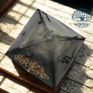 Orgonit gyógyító koncentráció piramis cseresznyekvarc csúccsal,  sungittal - otthon & életmód - dekoráció - spiritualitás - orgonit piramis - Meska.hu