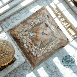 Orgonit nap ereje piramis citrinnel, kép jáspissal és tigrisszemmel - otthon & életmód - dekoráció - spiritualitás - orgonit piramis - Meska.hu