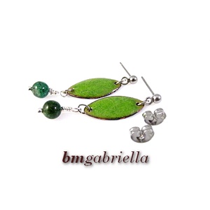 Lógós tűzzománc fülbevaló orvosi fém beszúróval - zöld - ékszer - fülbevaló - lógó fülbevaló - Meska.hu