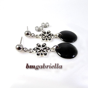 Virág - kézműves lógós fülbevaló orvosi fém beszúróval és fekete tűzzománc koronggal - ékszer - fülbevaló - lógó fülbevaló - Meska.hu Virág - kézműves lógós fülbevaló orvosi fém beszúróval és fekete tűzzománc koronggal - ékszer - fülbevaló - lógó fülbevaló - Meska.hu