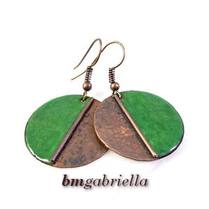 Vidám Felemás - zöld tűzzománc fülbevaló - egyedi tervezésű kézműves ékszer - ékszer - fülbevaló - lógó fülbevaló - Meska.hu