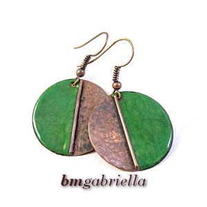 Vidám Felemás - zöld tűzzománc fülbevaló - egyedi tervezésű kézműves ékszer - ékszer - fülbevaló - lógó fülbevaló - Meska.hu