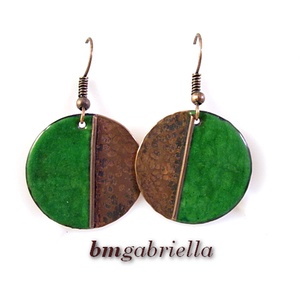 Vidám Felemás - zöld tűzzománc fülbevaló - egyedi tervezésű kézműves ékszer - ékszer - fülbevaló - lógó fülbevaló - Meska.hu