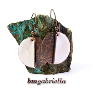 Vidám Felemás - fehér tűzzománc fülbevaló - egyedi tervezésű kézműves ékszer, Ékszer, Fülbevaló, Lógó fülbevaló, Ötvös, Tűzzománc, MESKA