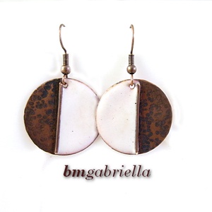 Vidám Felemás - fehér tűzzománc fülbevaló - egyedi tervezésű kézműves ékszer - ékszer - fülbevaló - lógó fülbevaló - Meska.hu