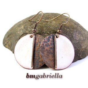 Vidám Felemás - fehér tűzzománc fülbevaló - egyedi tervezésű kézműves ékszer - ékszer - fülbevaló - lógó fülbevaló - Meska.hu