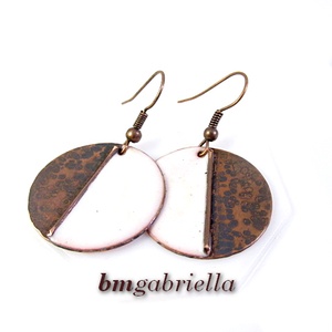 Vidám Felemás - fehér tűzzománc fülbevaló - egyedi tervezésű kézműves ékszer - ékszer - fülbevaló - lógó fülbevaló - Meska.hu