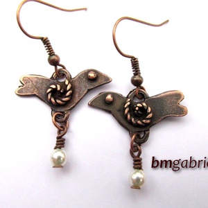 Rézerdő madárkája - madár lógós fülbevaló fehér gyönggyel  - ékszer - fülbevaló - lógó fülbevaló - Meska.hu