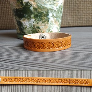 Kis virágos sormintás karpánt - ékszer - karkötő - Meska.hu