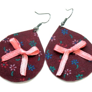 Bordó alapon virágos textil fülbevaló masnival, Ékszer, Fülbevaló, Lógó csepp fülbevaló, Ékszerkészítés, Decoupage, transzfer és szalvétatechnika, MESKA
