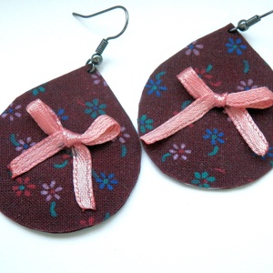 Bordó alapon virágos textil fülbevaló masnival - ékszer - fülbevaló - lógó csepp fülbevaló - Meska.hu