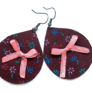 Bordó alapon virágos textil fülbevaló masnival - ékszer - fülbevaló - lógó csepp fülbevaló - Meska.hu
