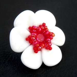 Virág gyűrű fehér és piros színben - ékszer - gyűrű - statement gyűrű - Meska.hu