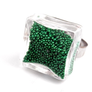 Zöld apró gyöngyös négyzetes üveggyűrű - Meska.hu