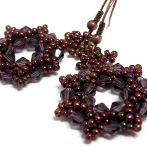 Elegáns lila és burgundi fülbevaló - ékszer - fülbevaló - lógós kerek fülbevaló - Meska.hu