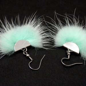 Szőrmés menta fülbevaló - ékszer - fülbevaló - lógó fülbevaló - Meska.hu