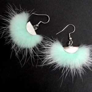Szőrmés menta fülbevaló - ékszer - fülbevaló - lógó fülbevaló - Meska.hu
