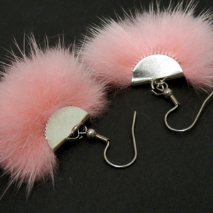 Szőrmés rózsaszín fülbevaló - ékszer - fülbevaló - lógó fülbevaló - Meska.hu