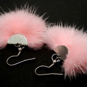 Szőrmés rózsaszín fülbevaló - Meska.hu