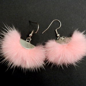 Szőrmés rózsaszín fülbevaló - ékszer - fülbevaló - lógó fülbevaló - Meska.hu