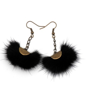 Szőrmés fekete fülbevaló - hosszított verzió - Meska.hu