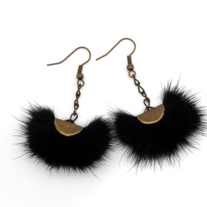 Szőrmés fekete fülbevaló - hosszított verzió - ékszer - fülbevaló - lógó fülbevaló - Meska.hu