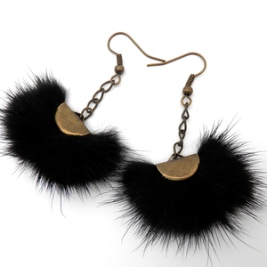 Szőrmés fekete fülbevaló - hosszított verzió - ékszer - fülbevaló - lógó fülbevaló - Meska.hu