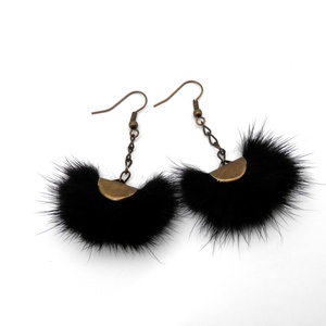 Szőrmés fekete fülbevaló - hosszított verzió - ékszer - fülbevaló - lógó fülbevaló - Meska.hu