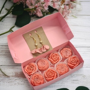 Ananász  Jázmin illatú kényeztető ajándékbox nőknek ,  fülbevalóval, Otthon & Életmód, Gyertya, illat, aroma, Illatviasz, Gyertya-, mécseskészítés, Amikor a törődés a legszebb ajándék.
Ez a különleges ajándékbox egyszerre frissítő és kellemesen éd..., MESKA