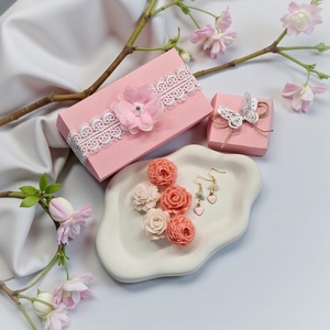 Nőnapi ajándékcsomag Illatviasz és Fülbevaló díszdobozban személyes üzenettel - Meska.hu