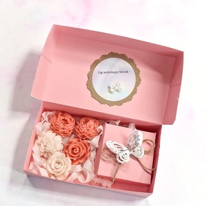 Nőnapi ajándékcsomag Illatviasz és Fülbevaló díszdobozban személyes üzenettel - ékszer - fülbevaló - lógó fülbevaló - Meska.hu