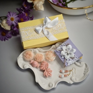 Nőnapi ajándékcsomag Illatviasz és Fülbevaló díszdobozban személyes üzenettel, Ékszer, Fülbevaló, Lógó fülbevaló, Ékszerkészítés, Gyertya-, mécseskészítés, MESKA