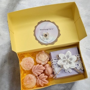 Nőnapi ajándékcsomag Illatviasz és Fülbevaló díszdobozban személyes üzenettel - ékszer - fülbevaló - lógó fülbevaló - Meska.hu