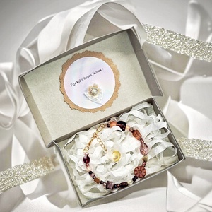 Gyöngy  karkötő díszdobozban személyes üzenettel - ékszer - karkötő - memóriadrótos karkötő - Meska.hu