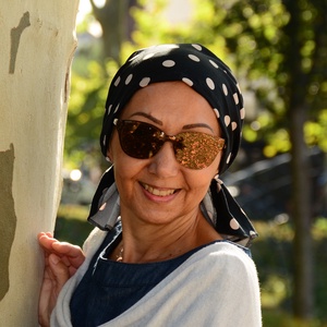 Kemoterápiás kendő - fekete alapon bézs pöttyös, pamut jersey fejkendő - paróka helyett daganatos betegeknek - ruha & divat - sál, sapka, kendő - kendő - Meska.hu