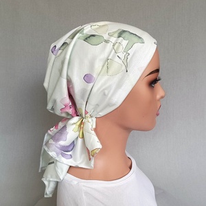 Kemoterápiás kendő - nagyon halvány krémszínű alapon színes, virágfürtös mintás, vékony fejkendő - paróka helyett - ruha & divat - sál, sapka, kendő - kendő - Meska.hu