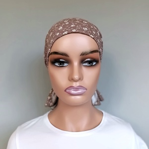 Kemoterápiás kendő - tejeskávé alapon, apró, fehér virágos fejkedő - paróka helyett - daganatos betegség idején - ruha & divat - sál, sapka, kendő - kendő - Meska.hu