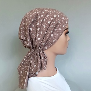 Kemoterápiás kendő - tejeskávé alapon, apró, fehér virágos fejkedő - paróka helyett - daganatos betegség idején - ruha & divat - sál, sapka, kendő - kendő - Meska.hu