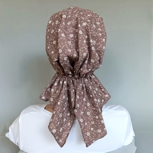 Kemoterápiás kendő - tejeskávé alapon, apró, fehér virágos fejkedő - paróka helyett - daganatos betegség idején - ruha & divat - sál, sapka, kendő - kendő - Meska.hu