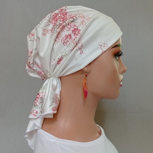 Kemoterápiás kendő - nagyon halvány krémszínű alapon színes, virágfürtös mintás, vékony fejkendő - paróka helyett - ruha & divat - sál, sapka, kendő - kendő - Meska.hu