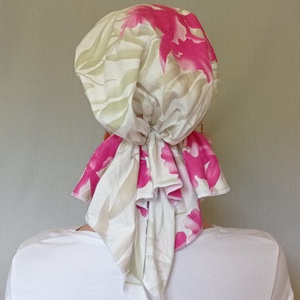 Kemoterápiás kendő - kárminvirágos, fehér pamut fejkendő - kemoterápiás kezelések idejére daganatos betegeknek - ruha & divat - sál, sapka, kendő - kendő - Meska.hu