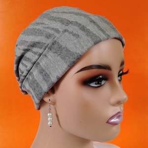 Sapka - Kemoterápiás sapka - világosszürke-sötétszürke csíkos -, paróka helyett - daganatos kezelések idejére is - ruha & divat - sál, sapka, kendő - kendő - Meska.hu