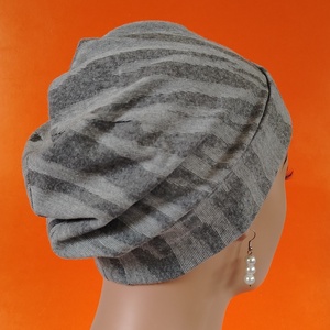 Sapka - Kemoterápiás sapka - világosszürke-sötétszürke csíkos -, paróka helyett - daganatos kezelések idejére is - ruha & divat - sál, sapka, kendő - kendő - Meska.hu